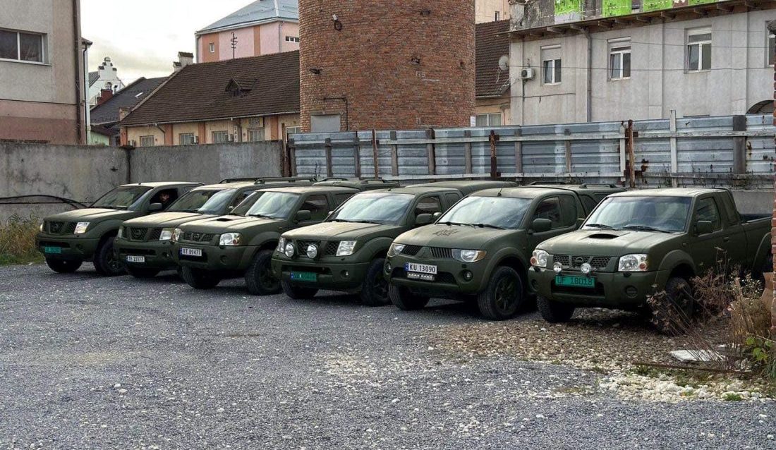 Har du en 4x4 pickup eller varebil til overs, ta kontakt med Fritt Ukraina. De ukrainske styrkene har behov for denne typen kjøretøy. Bildet viser norske pickuper klar til bruk i krigen. (Foto: Fredrik Tronhuus)