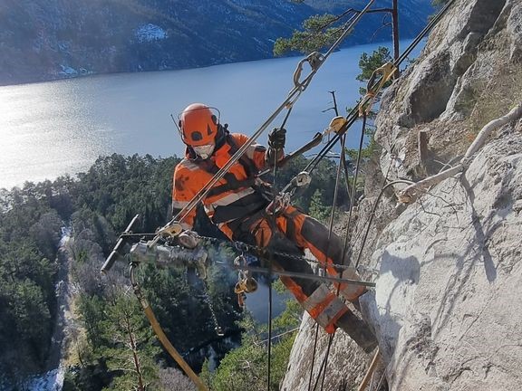 Fjellsikrere jobber mye med vibrerende verktøy. Det gjør dem utsatt for å utvikle vibrasjonsskader, ifølge en doktorgradsavhandling. (Foto: Mesta)