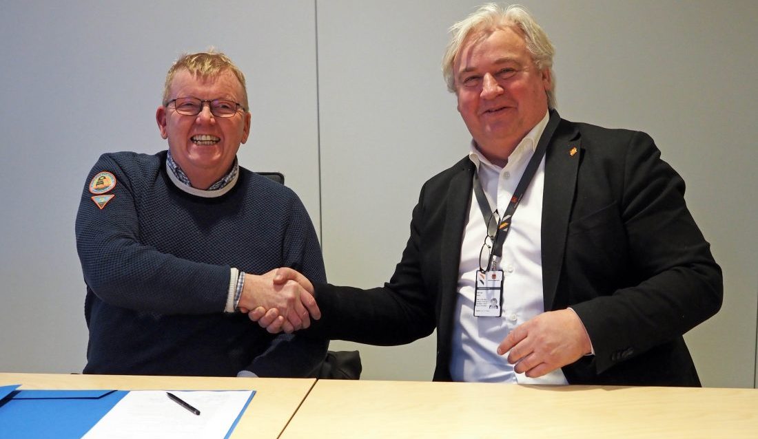 Divisjonsdirektør Kjell Inge Davik i Statens vegvesen (t.h.) og Per Jonsson. leder for NCCs infrastrukturprosjekter i Norge, signerte avtalen i Ålesund 8. januar. (Foto: Øyvind Gangstad, Ålesund kommune)