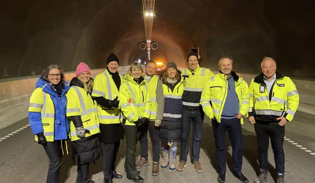 Mange gledet seg over at tunnelen gjennom E6 Kvænangsfjellet er åpnet for trafikk. Fra venstre: Hilde Nyvoll (ordfører Nordreisa), Kristina Torbergsen (fylkesordfører Troms), Jon-Ivar Nygård (samferdselsminister), Anette Annesland (adm. dir. Nye Veier), Kai Petter Johansen (ordfører Kvænangen kommune), Mari Siljebråten (leder hovedutvalg for samferdsel i Troms fylkeskommune), Espen Almlid (utbyggingsdirektør Nye Veier), Lars Bjørgård (prosjektsjef Nye Veier) og Frode Nilsen (konserndirektør konserndirektør Leonhard Nilsen og Sønner). (Foto: Nye Veier)