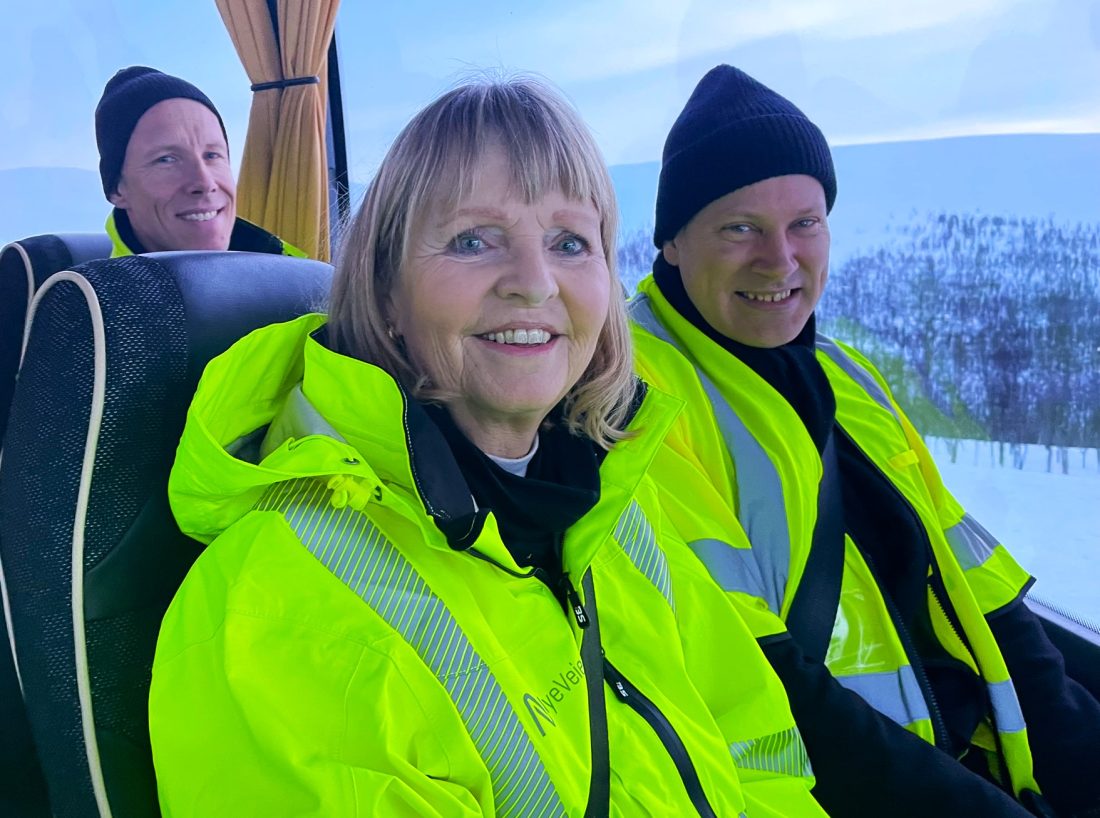 Adm. dir. i Nye Veier, Anette Aanesland, inviterte med samferdselsminister Jon-Ivar Nygård på busstur over og gjennom E6 Kvænangsfjellet. Bak sitter Nye Veiers utbyggingsdirektør Espen Almlid. (Foto: Nye Veier)