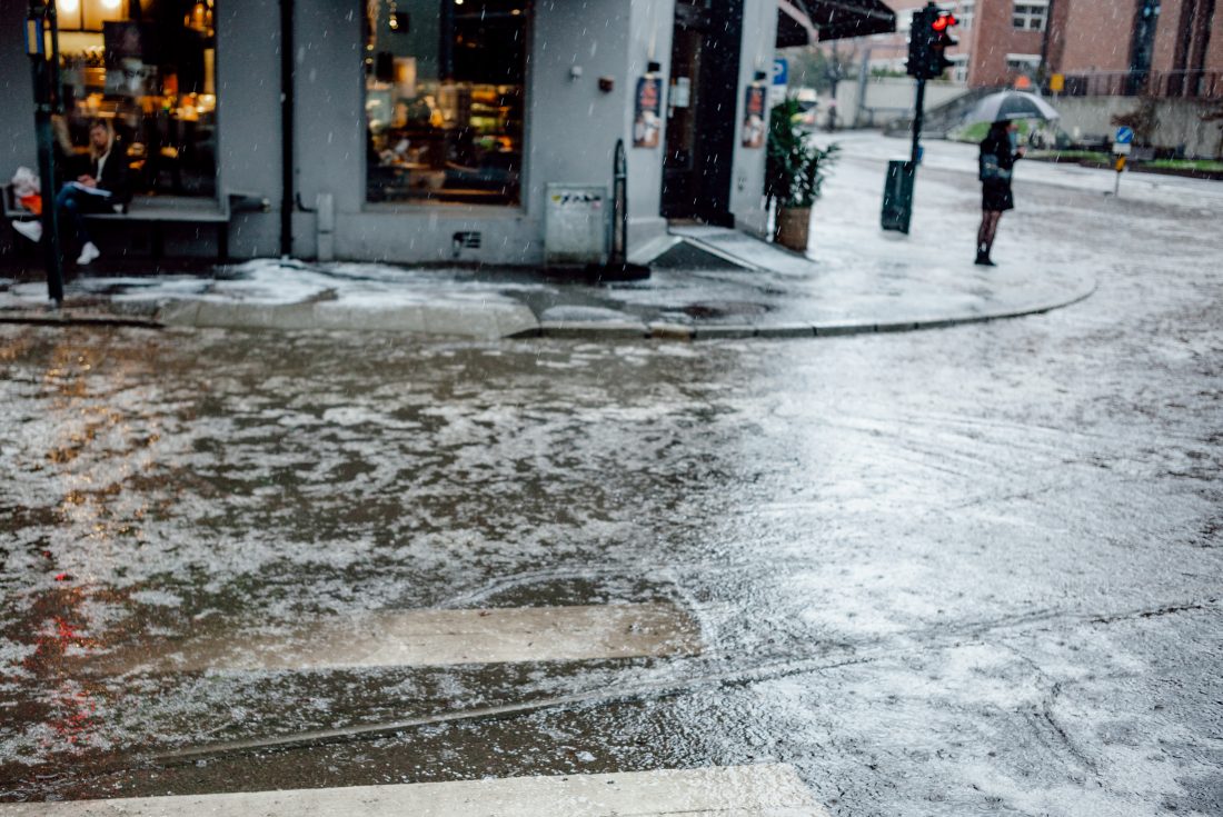 Overvann etter regnvær. Holbergs gate i Oslo. (Foto: Ilja Hendel DiBK)