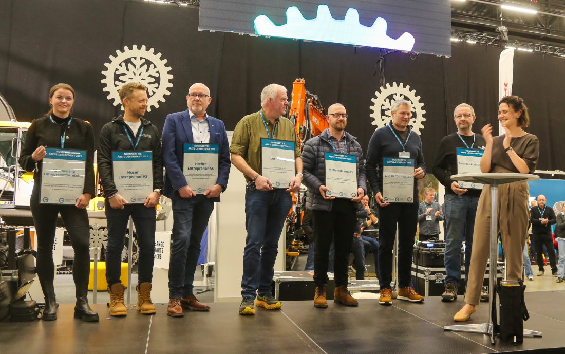 Alle de nominerte, fra venstre: AS Birkeland Entreprenørforretning, Huser Entreprenør AS, Hæhre Entreprenør AS, Letnes AS, Mellemstrand AS, Ole Bertil Reistad og Taraldsvik Maskin AS. Helt til høyre står en klappende kunnskapsminister Kari Nessa Nordtun. (Foto: Runar F. Daler)
