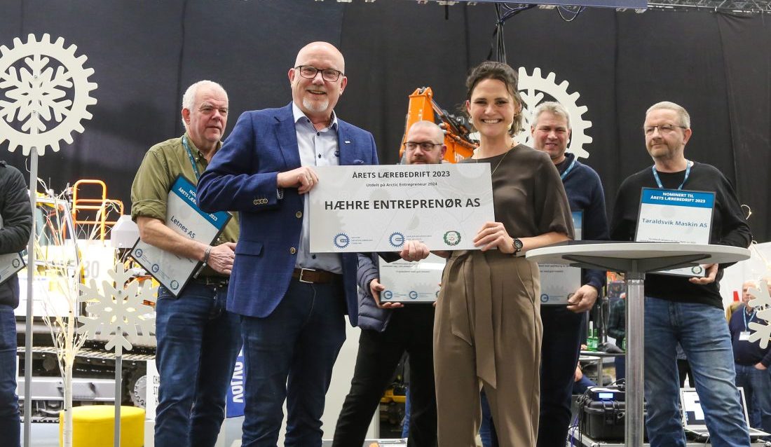 Årets lærebedrift: Hæhre Entreprenør AS. Her representert ved daglig leder Gudmund Roen. Kunnskapsminister Kari Nessa Nordtun delte ut prisen. (Foto: Runar F. Daler)