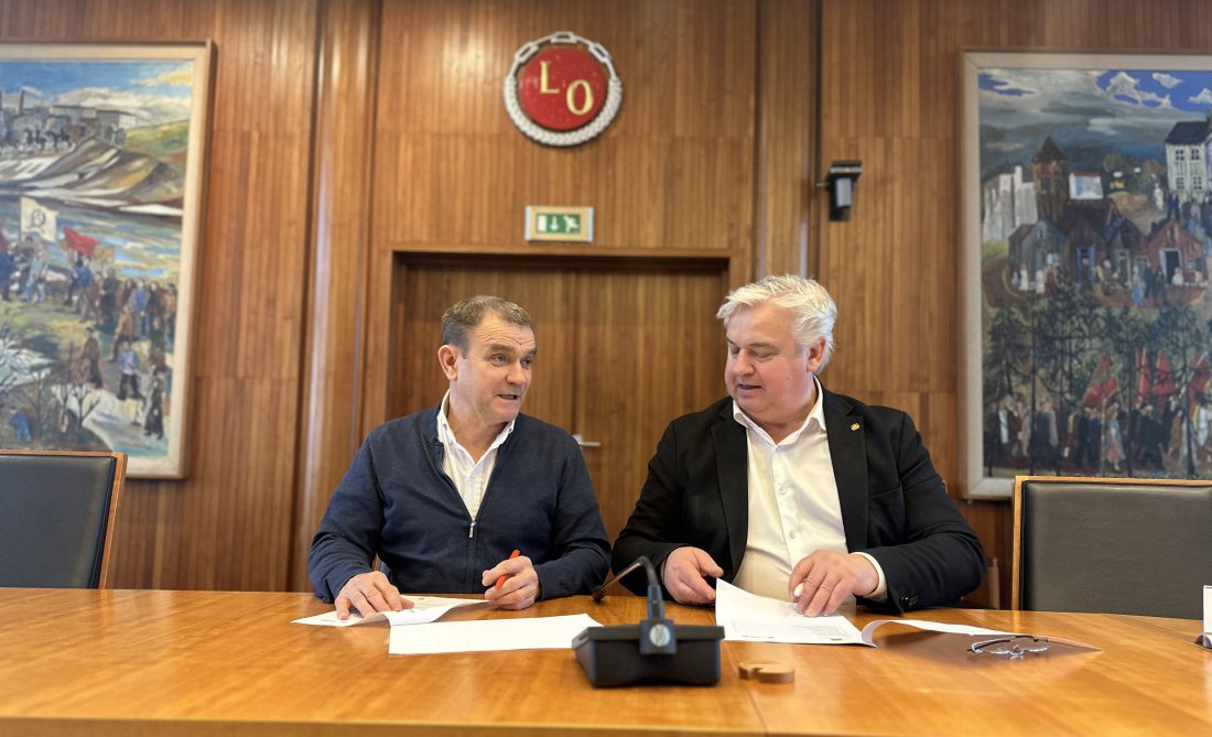 Statens vegvesen og LO skal samarbeide for å forebygge arbeidslivskriminalitet i anleggsbransjen. Her signerer anleggssekretær Olav Strand Nilsen i LO (t.v.) og utbyggingsdirektør Kjell Inge Davik avtalen. (Foto: Statens vegvesen)