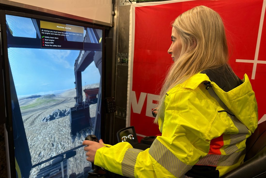Maria Seljesæther kjører gravemaskinsimulator. (Foto: Veidekke)