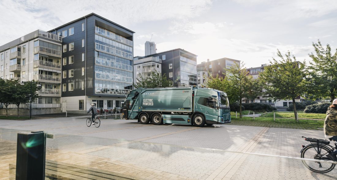 Volvo Trucks’ nyeste elektriske lastebilmodell – Volvo FM Low Entry – er en tung lastebil spesielt utviklet for å håndtere et vidt spekter av transportoppdrag i byområder. (Foto: Volvo Trucks)