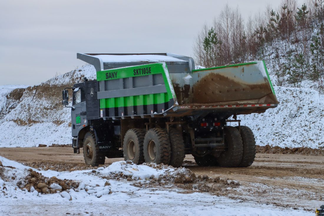 Sany SKT105E har lastekapasitet på 60 tonn, og dumperkassen har dobbelt lag med slitestål. Batteripakken er på 564 kWh, og lades med 300 kW hurtiglader. (Foto: Njål Hagen)