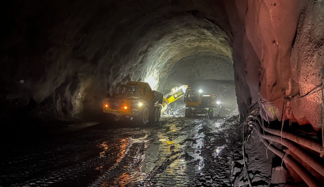 Prosjektet med sørlige delen av Boknafjordtunnelen (E03), ble lyst ut i 2021 og tildelt entreprenørfellesskapet Implenia–Stangeland. De skal bygge en toløps tunnel fra Randaberg i sør og halvveis mot Kvitsøy, totalt 18,5 kilometer. Kontraktssummen er på fire milliarder kroner. (Foto: Njål Hagen)