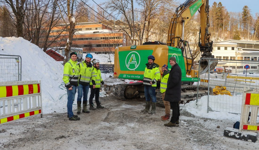 BESØK: VVA-prosjektet Vakås E4 i Asker kommune har tiltrukket seg mange besøkende siden oppstarten i fjor høst. Denne dager er Egil Martin Solberg Norderhaug (t.h.) og Ole Dahlen fra Østfold fylkeskommune på befaring for å få informasjon om hvilke løsninger som er valgt for å redusere klimagassutslipp. Fra høyre: Håvard Teigen, Pon Equipment, Petter von Malchus, prosjektleder i Aktiv Veidrift, Nikola Rozek, prosjektleder i Asker kommune, og Daniel Moen, anleggsleder i Aktiv Veidrift, forklarer gladelig om prosjektet. (Foto: Njål Hagen)