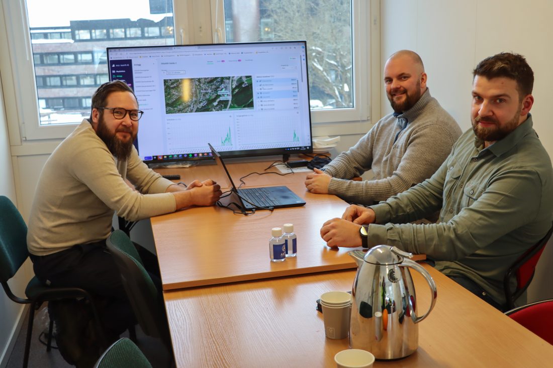 SAMSPILL: VVA-prosjektet Vakås E4 hadde et mål om 60 prosent mindre CO2-utslipp i forhold til et tilsvarende «vanlig» prosjekt. Takket være gode omforente løsninger mellom byggherre og entreprenør, og gode samtaler underveis mellom Nikola Rozek (t.v.), prosjektleder i Asker kommune, prosjektleder Petter von Malchus og anleggsleder Daniel Moen i Aktiv Veidrift AS Entreprenør, er reduksjonen i CO2-utslippene opp i ca. 80 prosent da vi var på besøk. Målet er nå oppjustert til opp mot 90 prosent. (Foto: Njål Hagen)