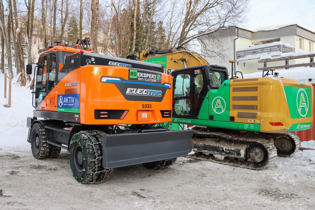 ELEKTRISK: Kun to elektriske maskiner brukes på prosjektet – Cat 320 Z-line og Develon (Doosan) DX165WR Electric. Sistnevnte ble levert dagen før, og er utstyrt med den nyeste batteriløsningen, som er på 385 kWh. (Foto: Njål Hagen)