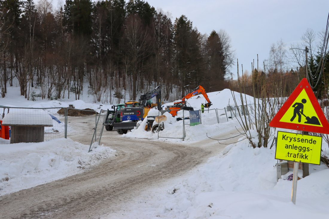 KORTREIST: Alle masser mellomlagres på dette området, som kun er noen få meter fra selve anlegget, og som var et landbruksareal i dårlig forfatning. Massene som ikke blir gjenbrukt i prosjektet, skal brukes til å bygge opp igjen landbruksarealet slik at dette blir bedre enn det var tidligere. (Foto: Njål Hagen)