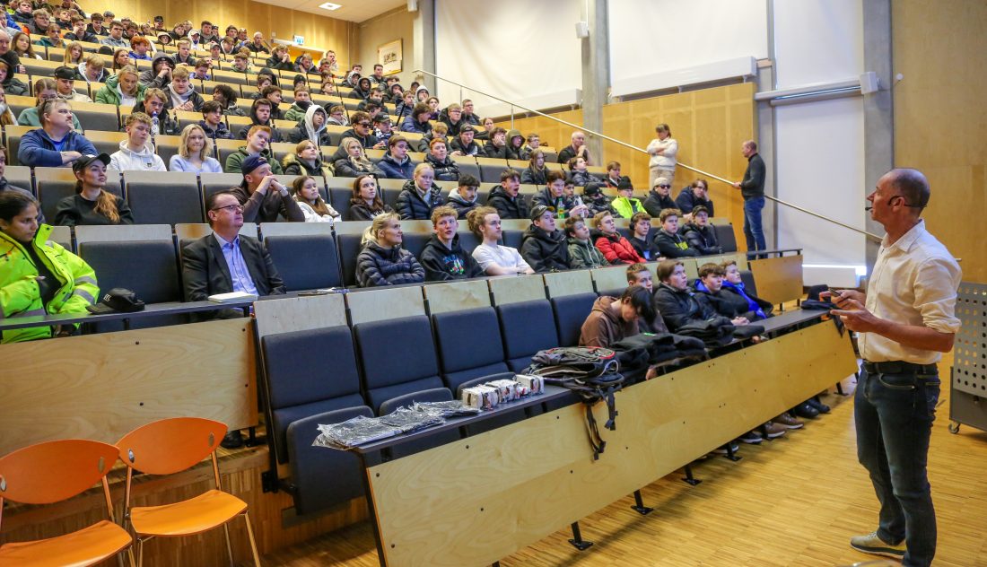 Nestleder i MEF, Roger Ingebrigtsen, holdt et inspirasjonsforedrag for de rundt 200 elevene. (Foto: Runar F. Daler)