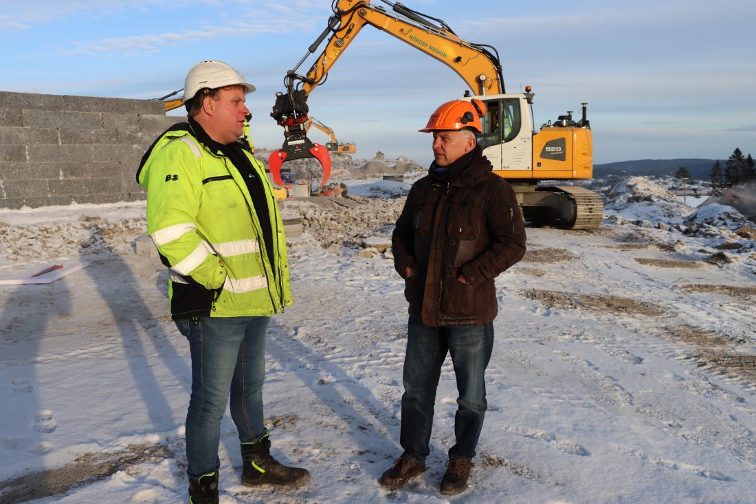 Karl Martin Nordby (t.v.), Nordby Maskin AS, og Michael Hällström, country manager i Rototilt AS, er begge enige om at Rototilts QuickChange bidrar til økt effektivitet og lavere drivstofforbruk. (Foto: Njål Hagen)