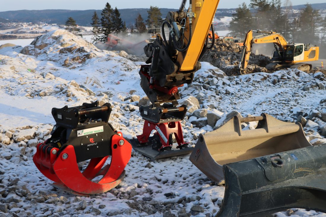 QuickChange gjør det enkelt å bytte redskap. Maskinføreren gjør hele operasjonen fra førerhytta. (Foto: Njål Hagen)