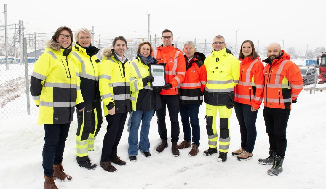 Onsdag 14. februar ble det gode Breeam-resultatet markert i Drammen. Fra venstre: Lise Backer (Bane NOR), Hanne Stormo (Bane NOR), Martin Rosenlund (Bane NOR), Katrine Bakke (Bane NOR), Alexander Wathne (Veidekke), Øivind Larsen (Veidekke), Lars Tangerås (Bane NOR), Helene Mjøsund (Veidekke) og Knut Lauvålien (Veidekke). (Foto: Bane NOR)