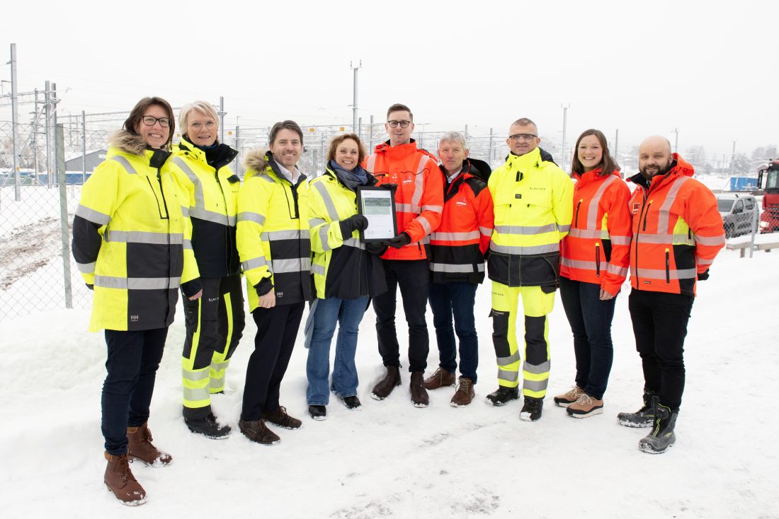 Onsdag 14. februar ble det gode Breeam-resultatet markert i Drammen. Fra venstre: Lise Backer (Bane NOR), Hanne Stormo (Bane NOR), Martin Rosenlund (Bane NOR), Katrine Bakke (Bane NOR), Alexander Wathne (Veidekke), Øivind Larsen (Veidekke), Lars Tangerås (Bane NOR), Helene Mjøsund (Veidekke) og Knut Lauvålien (Veidekke). (Foto: Bane NOR)