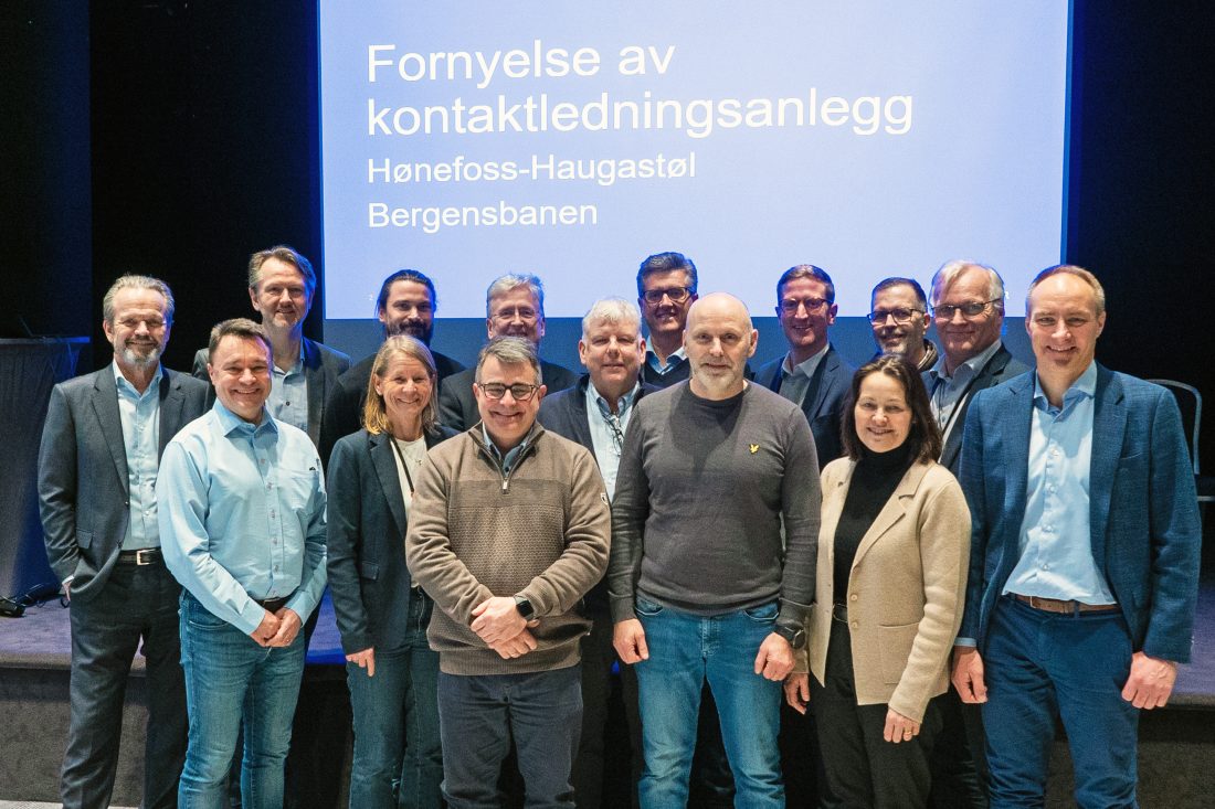 To kontrakter, fire samarbeidspartnere: Arbeidet med nytt kontaktledningsanlegg i Hallingdal er inndelt i to kontrakter. NRC Norge AS og Nettpartner AS har etablert et eget joint venture-selskap (Bergensbanen JV ANS) for strekningen Hønefoss-Nesbyen. Baneservice AS tar hånd om strekningen Nesbyen-Haugastøl. Fornøyde representanter fra byggherre og entreprenører, var naturligvis hjertelig tilstede da kontraktene ble signert i Oslo 14. februar. (Foto: Bane NOR)