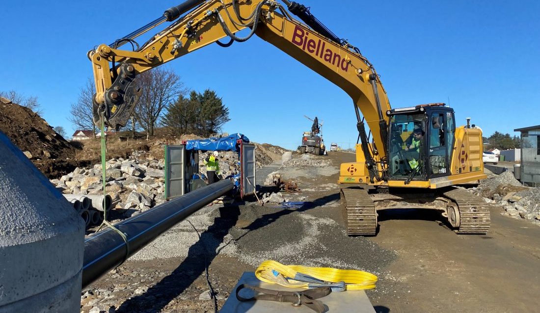 På rv. 509 har Bjelland AS investert i to Cat 320 Z-line-gravere med hurtiglader. (Foto: Bjelland AS)
