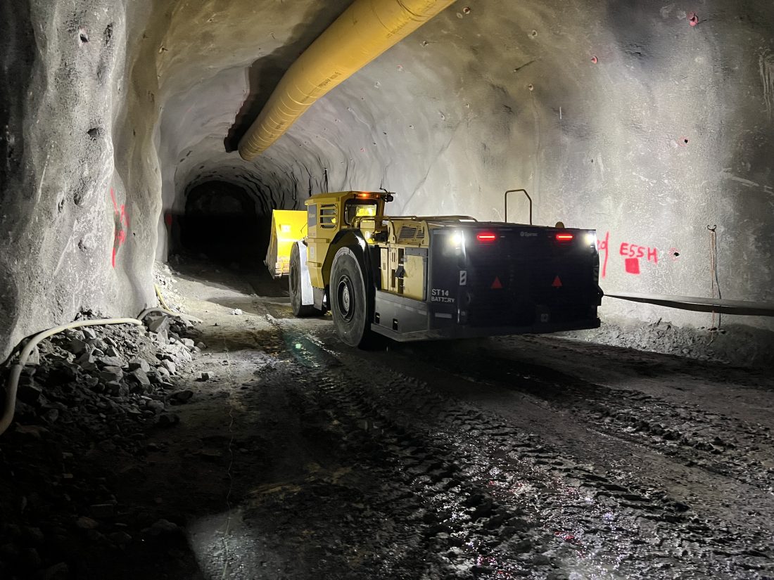 Scooptram ST14 SG tar 14 tonn i skuffa. (Foto: Njål Hagen)