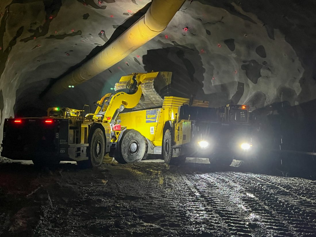 AF Ghella har seks Minetruck MT42 SG-dumpere og en Scooptram ST14 SG-lastemaskin i drift på prosjektet med ny rentvannstunnel i Oslo. (Foto: Njål Hagen)