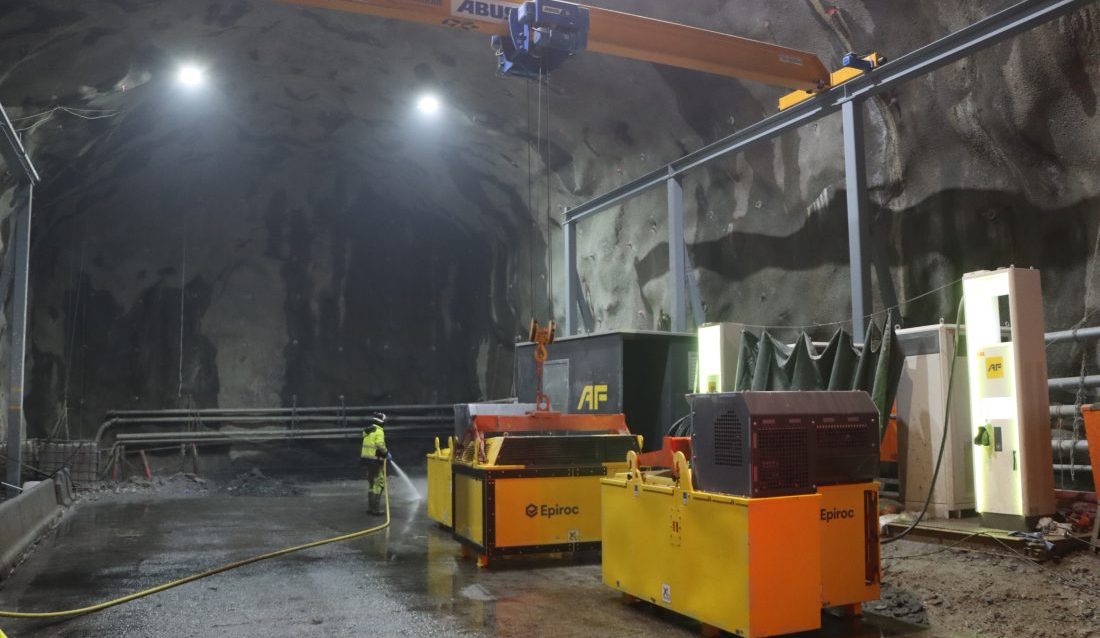 Epirocs BEV-maskiner har utskiftbare batterier. Det var et slikt batteri som tok fyr påskeaften. (Foto: Njål Hagen)