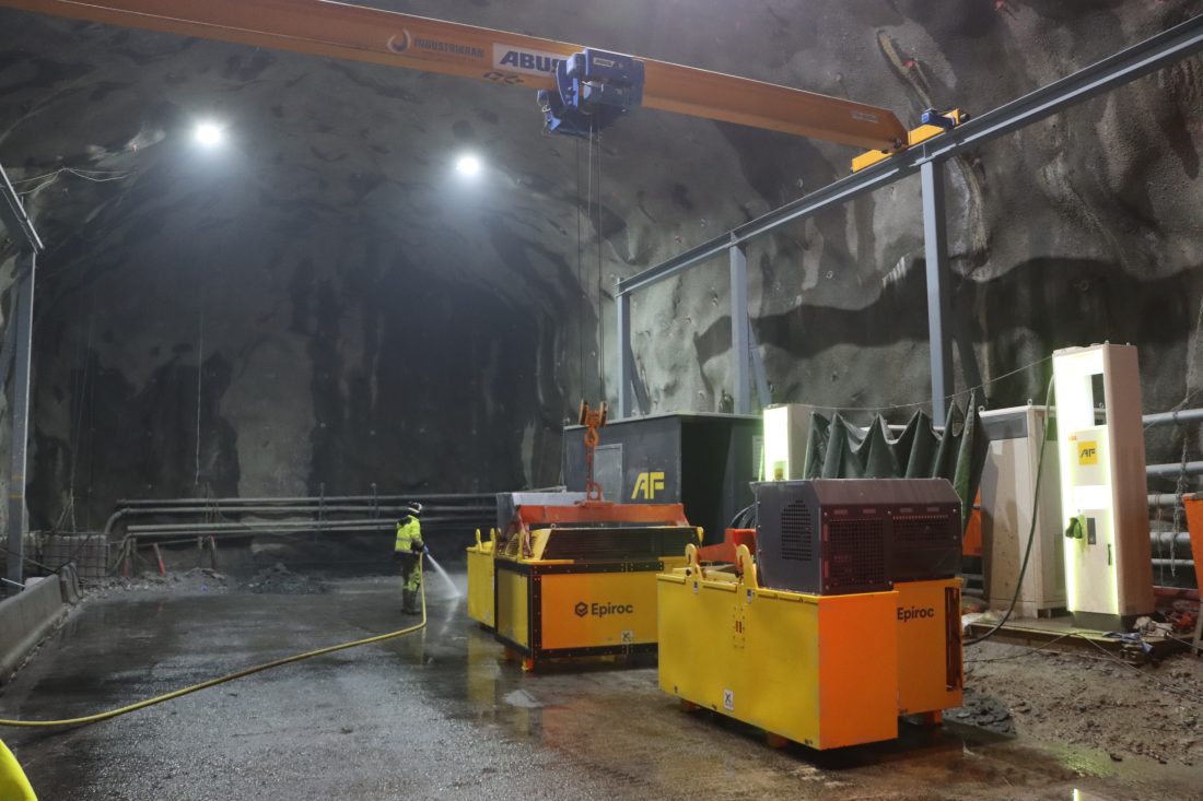 Epirocs BEV-maskiner har utskiftbare batterier. Batteribytte gjøres i underkant av 10 minutter ved bruk av traverskran. (Foto: Njål Hagen)