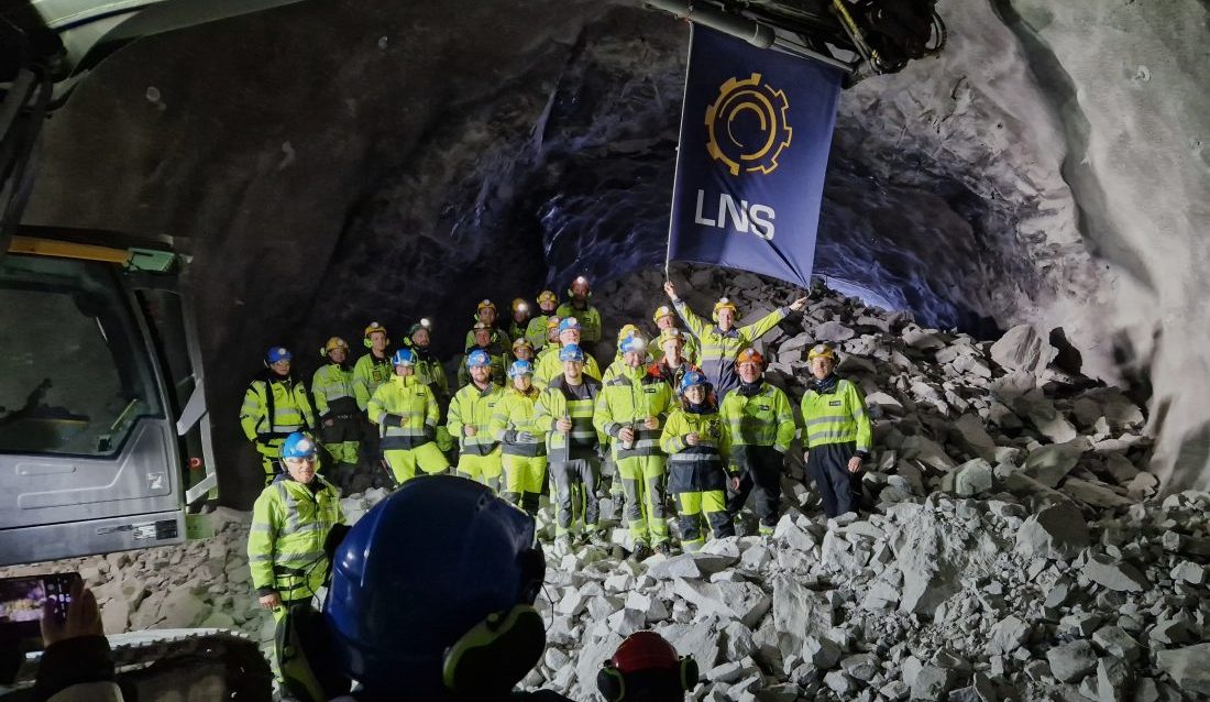 Feiret: Onsdag 7. februar kunne tunnelfolka til NLS AS tradisjonen tro utbringe en skål på røysa etter å ha skutt den siste salven som lagde hull i Bergåsen. (Foto: Statens vegvesen)