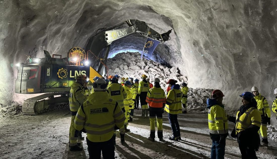 LNS og utbygger Statens vegvesen få vei inn for å feire gjennomslaget i Begåstunnelen i Grane kommune på Helgeland. (Foto: Statens vegvesen)