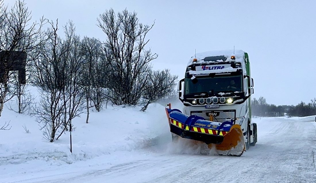 For første gang brøyter en el-lastebil en fjellovergang. (Foto: Eli Ramstad/Statens vegvesen)