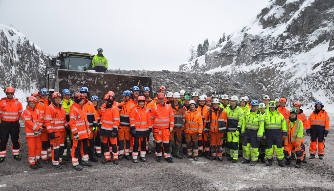 Skanska og Statens vegvesen markerte salve nummer 1000 på E16 Bjørum-Skaret med vel 20 000 kubikkmeter, som også var siste sprengning. (Foto: Kjell Wold)