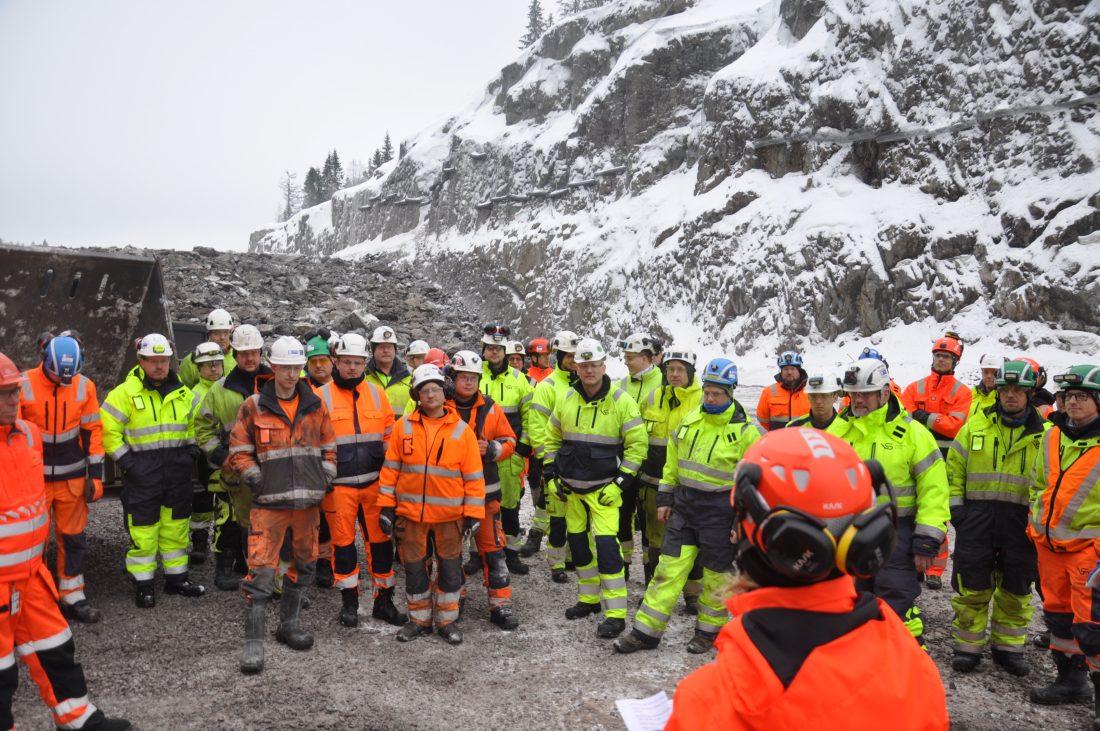 Prosjektleder i Statens vegvesen, May Bente Hiim Sindre, takket entreprenøren Skanska for vel utført arbeid da salve nummer 1000 markerte slutten på begrsprengningen på prosjektet. (Foto: Kjell Wold)