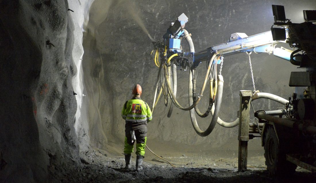 En ekspertgruppe i Statens vegvesen mener det er mulig å spare 5,4 milliarder kroner ved å justere regelverket for bygging av tunneler. Økt bruk av sprøytebetong, som her i Eiganestunnelen i Stavanger, er ett av tiltakene som kan gjøre det billigere å bygge tunneler. (Foto: Øyvind Ellingsen/Statens vegvesen)