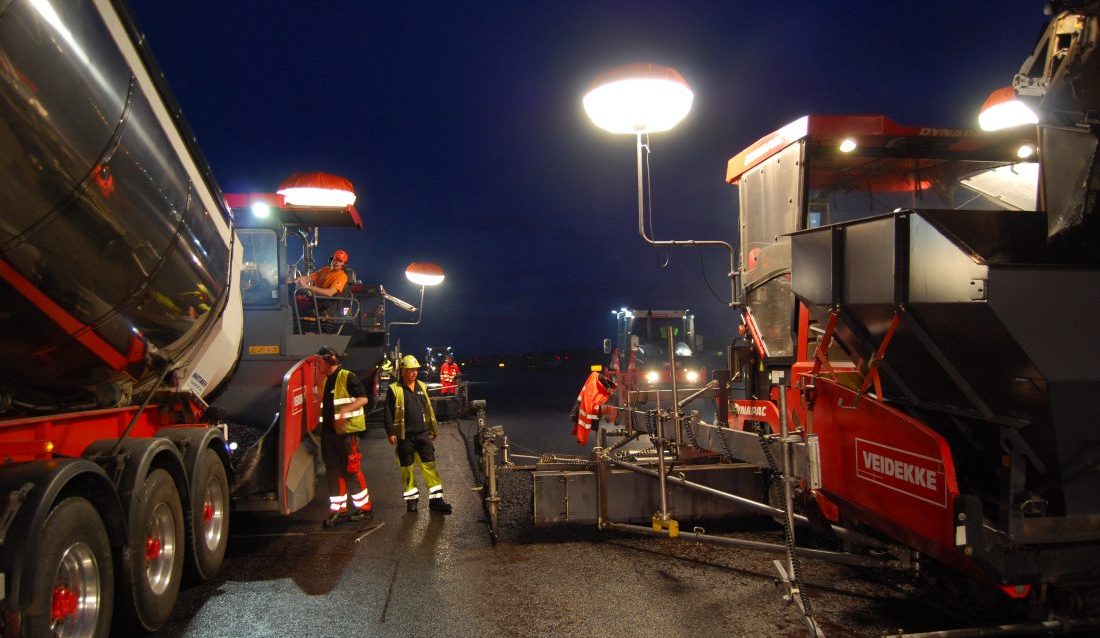 Veidekke har inngått kjempekontrakt med Skanska om asfaltering på E10 i nord. (Foto: Veidekke)