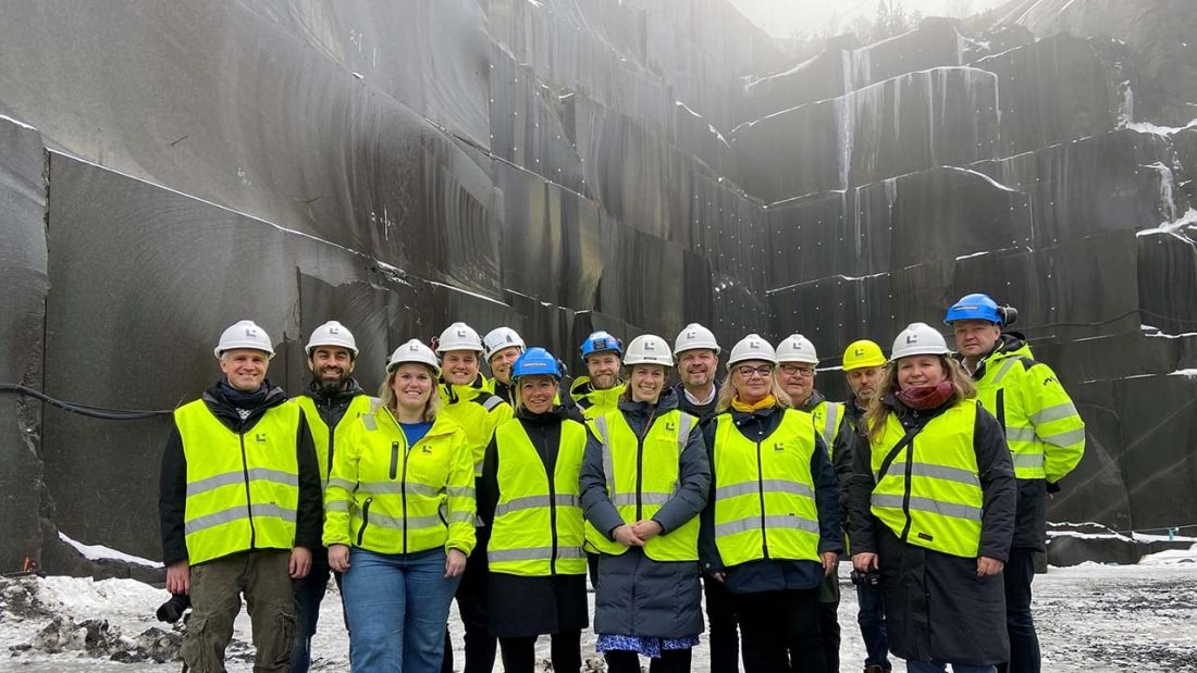 I praksis: Før oppstartsmøtet var det befaring til et av Lundhs' brudd. (Foto: Norsk Bergindustri)