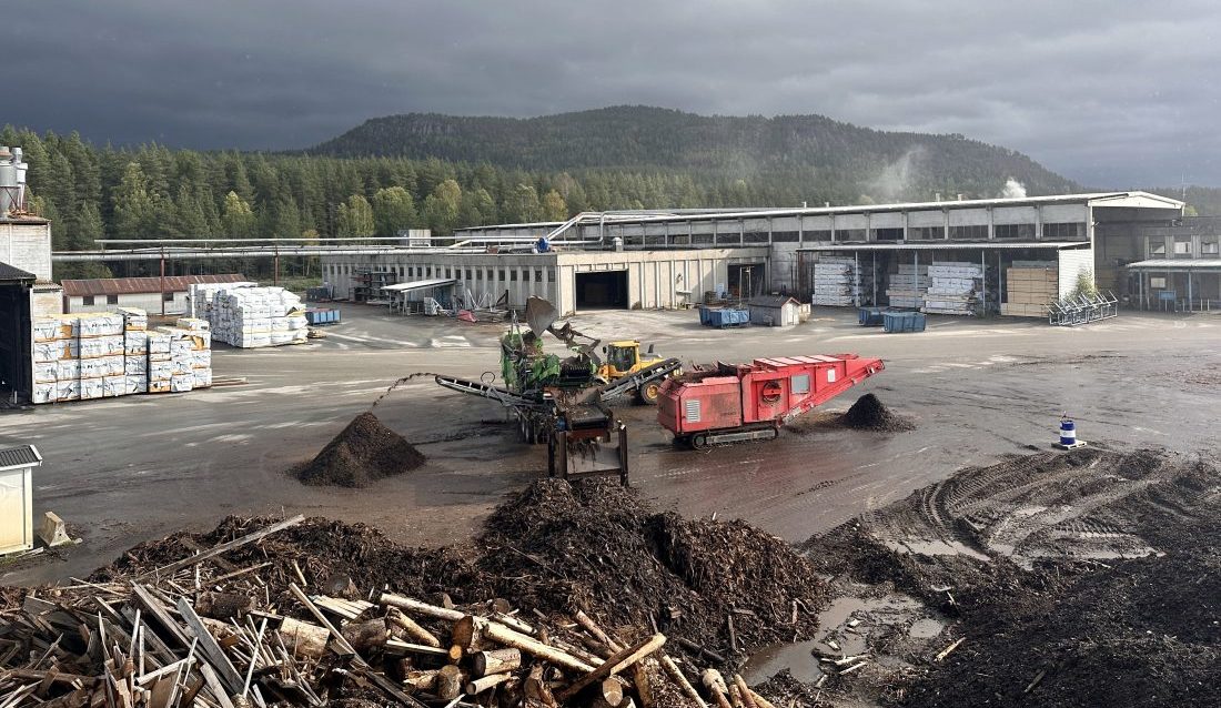 En mobil sorteringslinje for vrakbark i drift ved Moelven Numedal AS. (Foto: Geminor)
