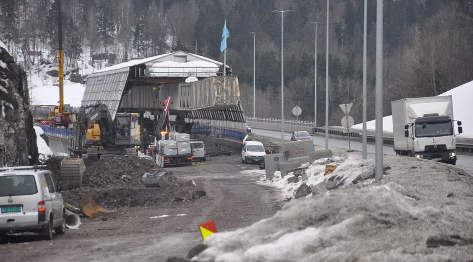 Drammensvogna på Isielva bro og E16 Bjørum-Skaret vinteren 24 på vei mot siste støp til våren. (Foto: Kjell Wold)