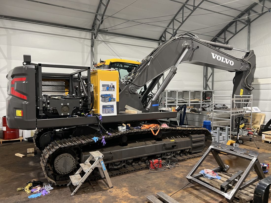 Dette blir verdens første hydrogen-drevne Volvo EC 300 EL, og den bygges av Applied Hydrogen i en hall på Kongsberg. (Foto: Njål Hagen)