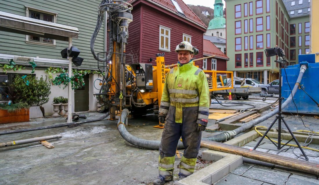 Brønnborer Hjalmar Tokle er svært fornøyd med boreriggen de bruker på prosjektet: en 11,5-tonns Hardab 5K6, 2022-modell. (Foto: Runar F. Daler)