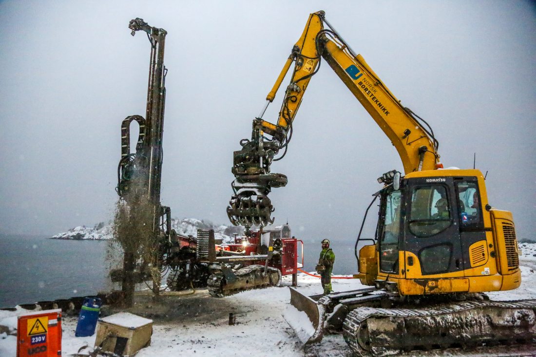 For å tette mot sjøen, etableres en 375 meter lang rørspuntvegg, på totalt 4000 kvadratmeter. (Foto: Runar F. Daler)