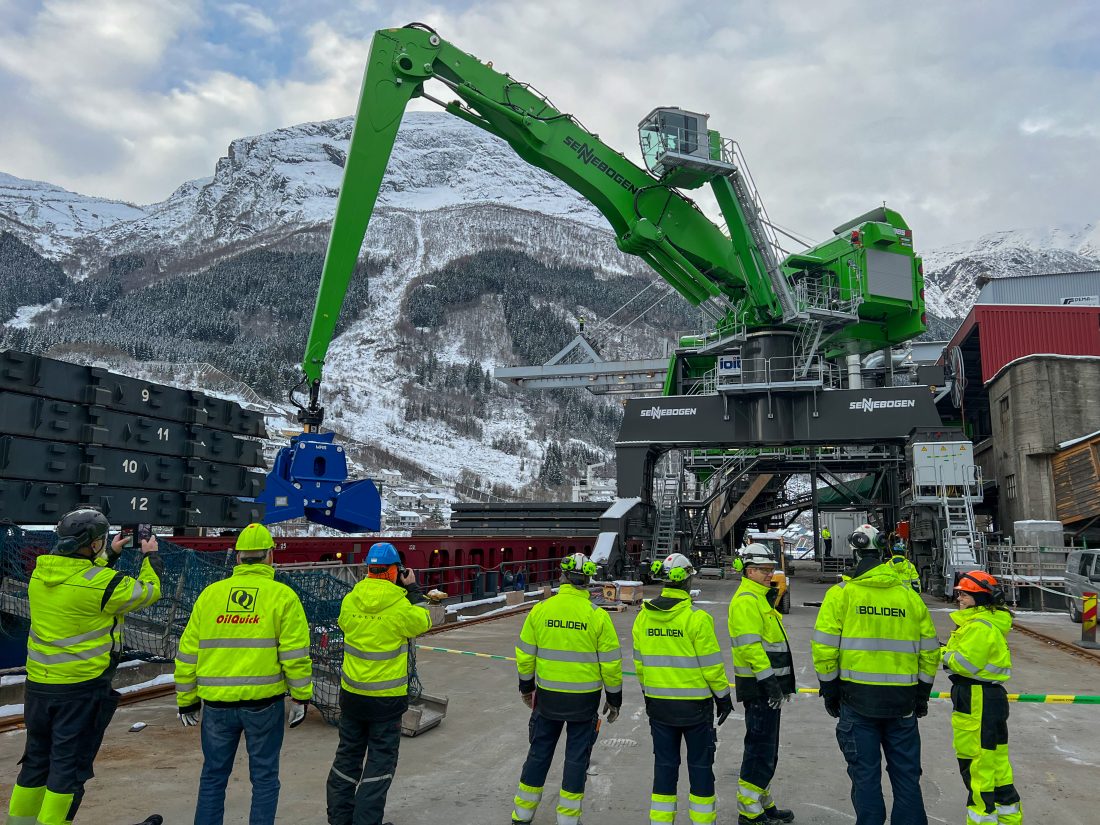 En rekke representanter fra Boliden Odda, Volvo Maskin og andre leverandører var til stede ved «commissioning» (igangkjøring) av Sennebogen 885G. Arbeidene med klargjøring og montering har tatt flere måneder. Maskinen skal brukes til å losse malm fra båt. (Foto: Njål Hagen)