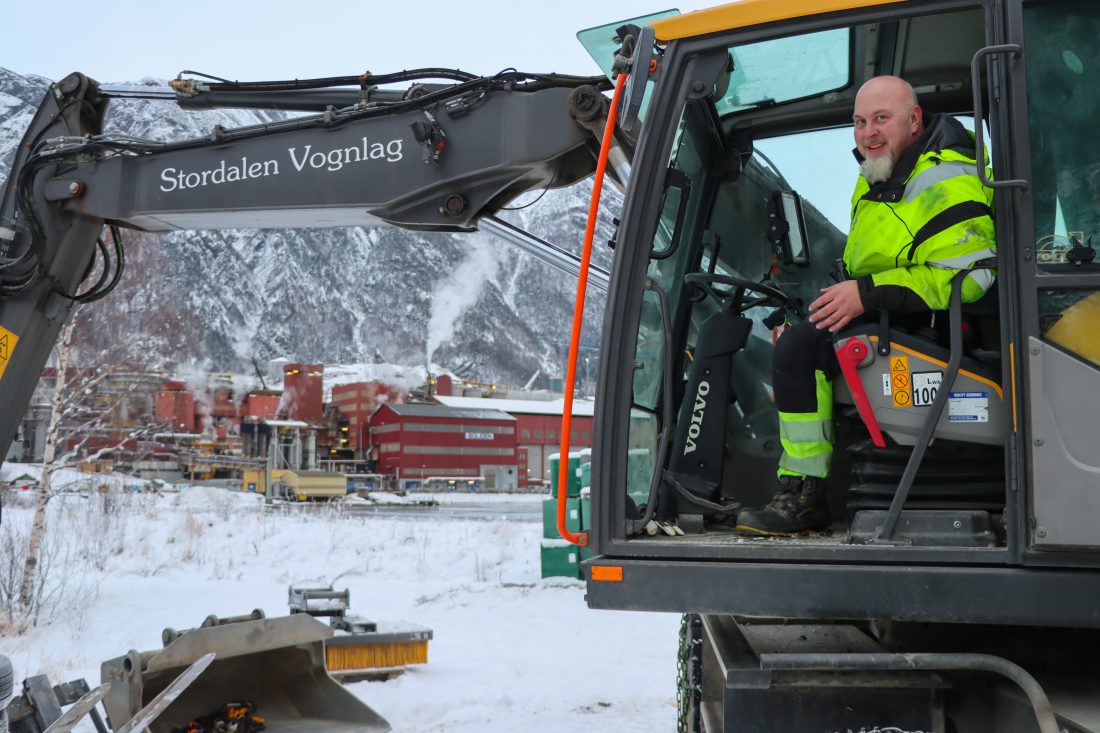 Lars Jørgen Stålesen i Stordalen Vognlag AS og hans Volvo EWR150E hjulgraver har vært leid inn for å bistå i maskinføreropplæringen av de ansatte i Boliden Odda. (Foto: Njål Hagen)