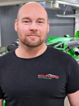 – Vi er veldig glade for at Michael begynte hos oss. Han gjør en kjempegod jobb og bidrar positivt på alle mulige måter, sier daglig leder Stian Kristiansen i Vacumkjempen. (Foto: Vakumkjempen)