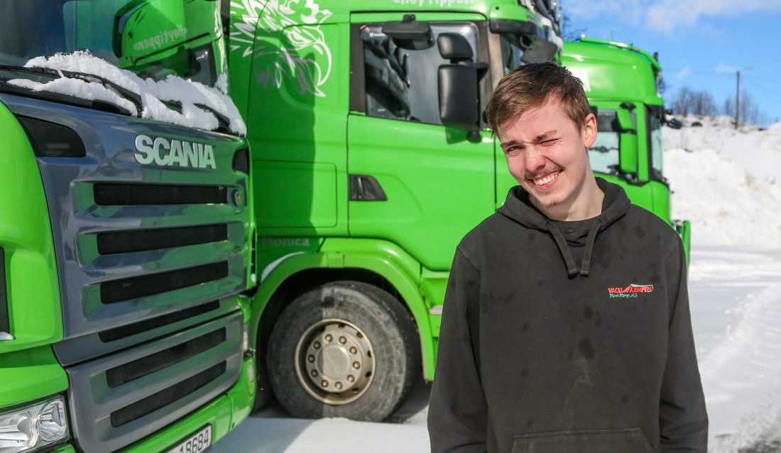 Michael Kirknes slet lenge med å finne en stabil jobb, men nå har han virkelig funnet sin plass hos Vacumkjempen. Han skryter av arbeidsmiljøet og daglig leder Stian Kristiansen. – Jeg har det kjempebra her, sier han. (Foto: Runar F. Daler)