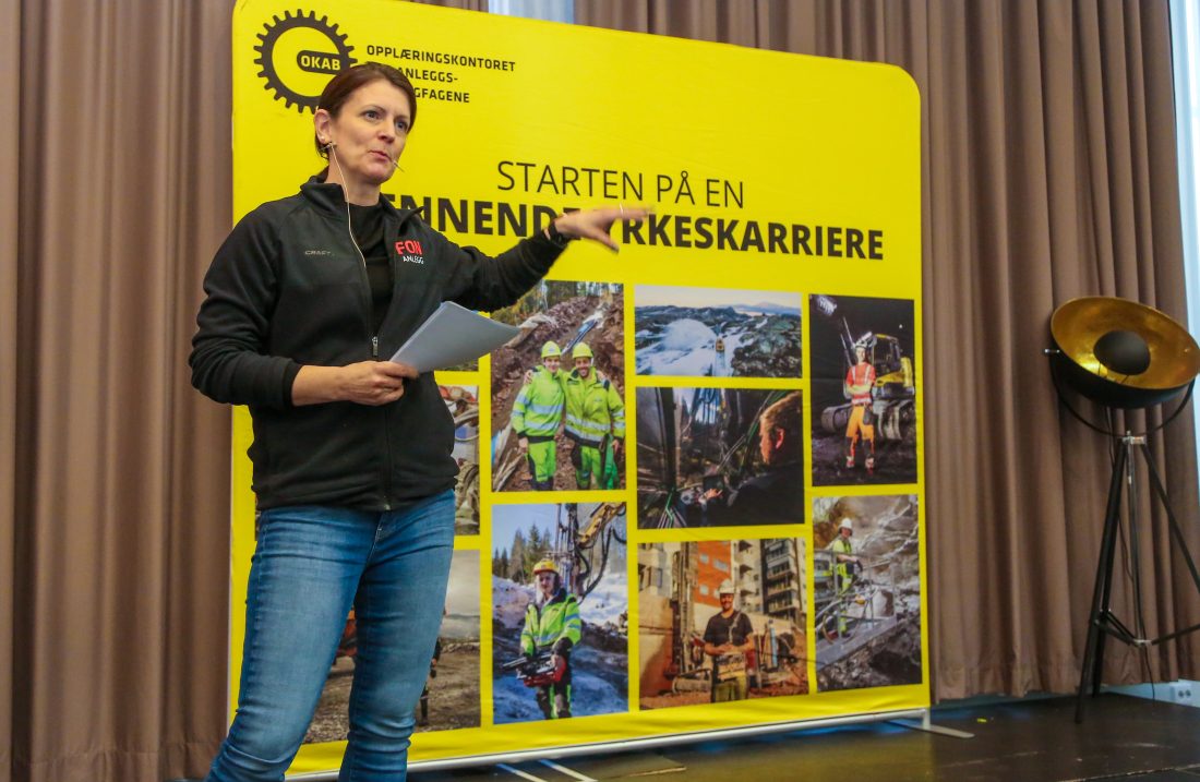 – Vær stolt av den du er, av bransjen du er en del av, og av firmalogoen du bærer på brystet, sa Elisabeth Saksvik Gjengaar i Fon Anlegg AS til lærlingene. (Foto: Runar F. Daler)