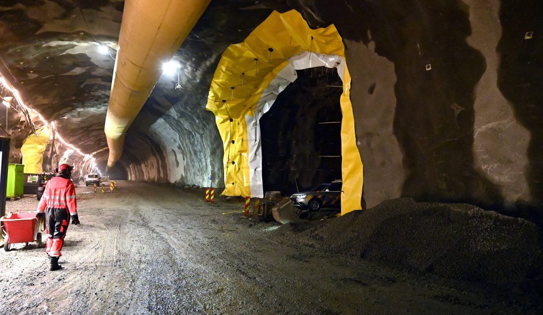 Frem til midten av mars er det i hvert hovedløp sprengt ca. 3250 meter, som er 35 prosent av den totale tunnellengden Skanska skal sprenge fra Bokn. Innredningen av pumpebassenger og tekniske bygg har også startet. (Foto: Statens vegvesen)