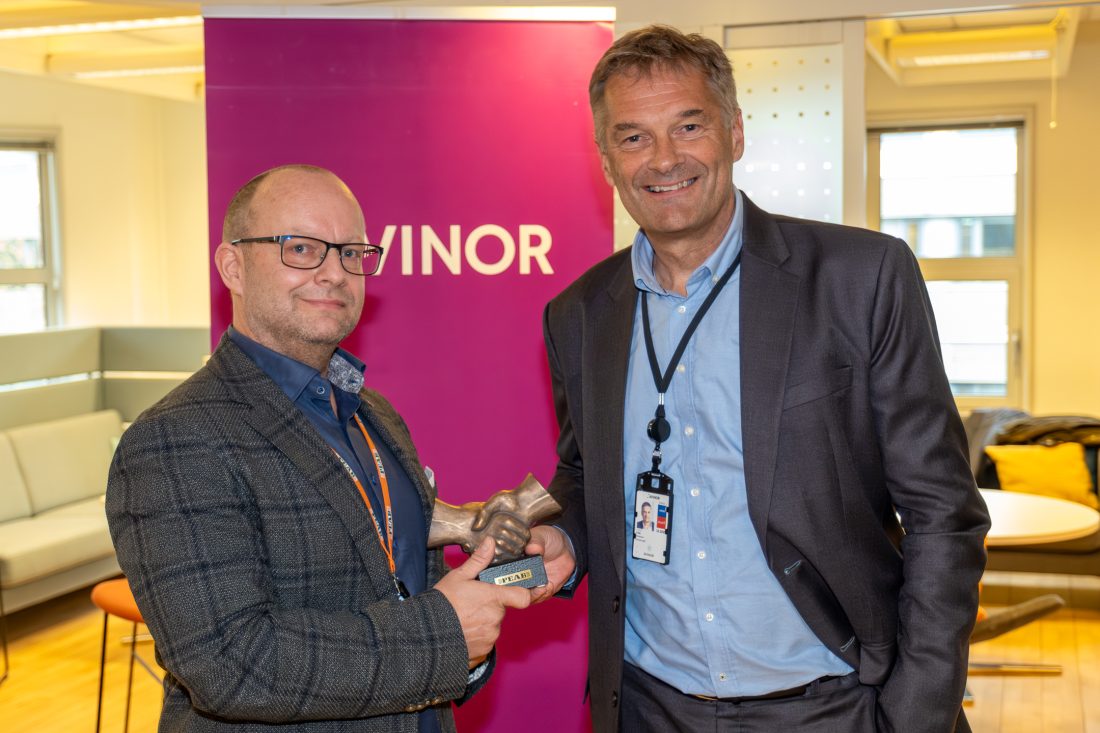 Administrerende direktør Johan Hanson i Peab Anlegg AS og konsernsjef Abraham Foss i Avinor signerte endelig avtale om bygging av flysiden av nye Bodø lufthavn. (Foto: Tor O. Iversen/Avinor)