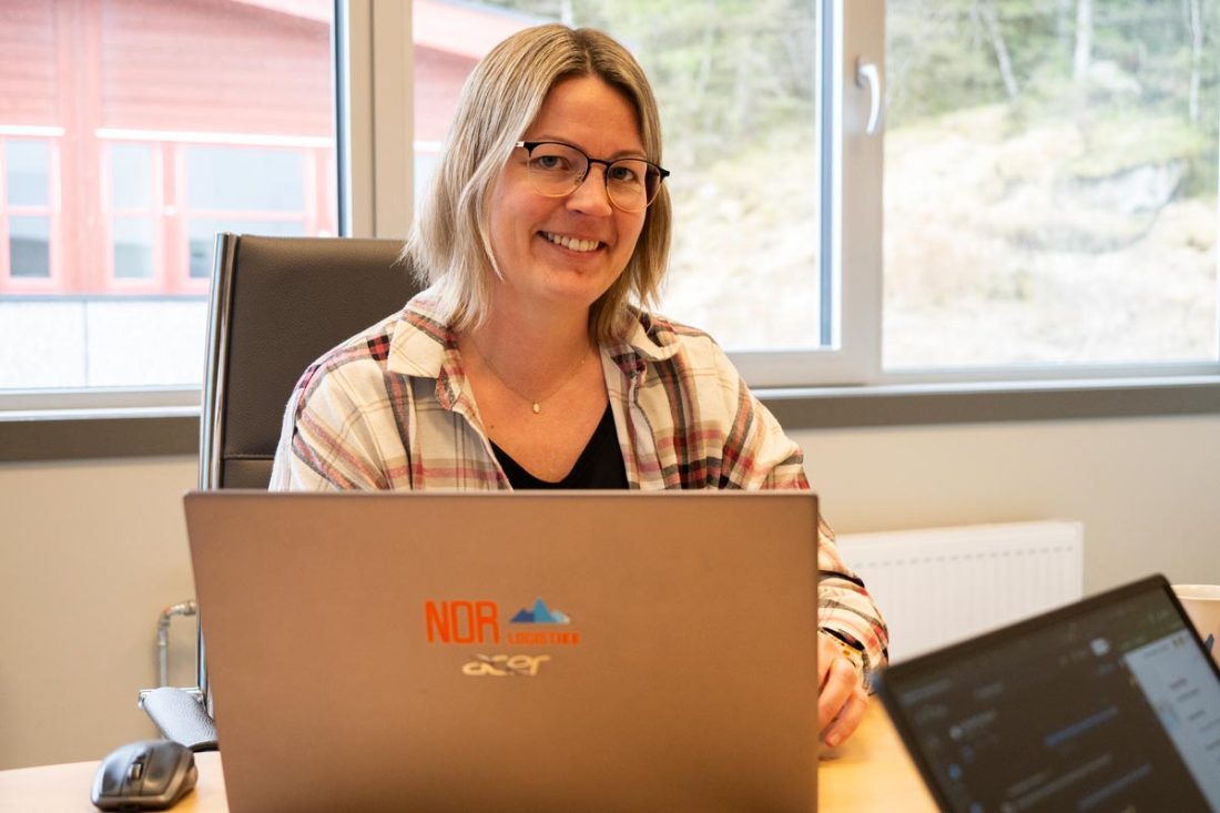 FORSKJELLEN ER SOM NATT OG DAG: Leif Arne kan logge seg inn og følge med på tallenes tale i PowerOffice. PowerOffice er veldig brukervennlig, og dermed enklere for han å være involvert og opptatt av økonomien i driften, forteller Karianne Hestad.