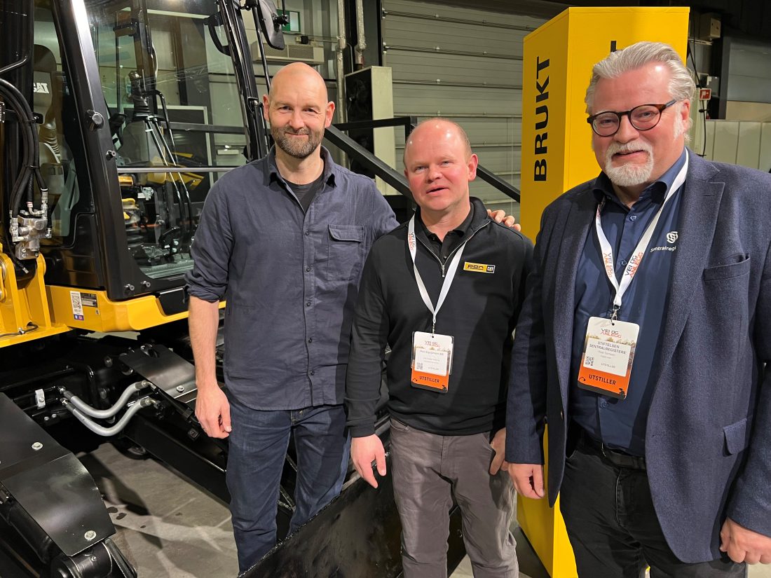 Inngåelsen av samarbeidsavtalen ble markert på Pon Equipments stand på Vei og Anlegg 2024. Fra venstre: Andreas Lydersen, daglig leder DigiQuip, Ole Petter Holene, adm.dir. Pon Equipment, og Roar Sømoen, daglig leder Sentralregisteret. (Foto: Njål Hagen)